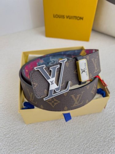品名： Lv..路易..威登腰带皮带原单 型号：挂扣，经典纯钢材质磨胶面字母挂扣，头层牛皮，图片实物拍摄材料：头层牛皮，挂扣系列，纯钢材质扣头，钯镀电镀工艺永不