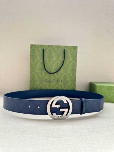 Gucci 宽度3.8Cm 这款宽版腰带饰有双g细节，交织字母图案配件令其更添魅力。这款配饰现已成为gucci的高辨识度单品，一面采用gg Supreme帆布，