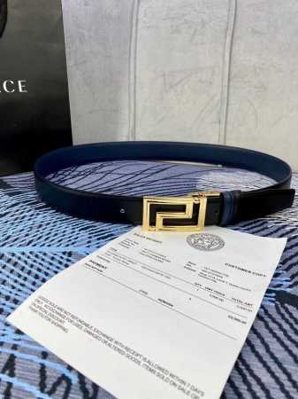 特P190 宽度3.5Cm Versace此款平纹小牛皮腰带饰有一枚几何形状的希腊回纹搭扣，可搭配正装或休闲装。 - 点击图像关闭