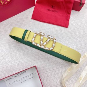 配送专柜全套包装 等级：专柜同步.原版包装.代购级别 材料：Valentino 此款采用进口原版皮搭配纯铜经典V字扣 多色可选 双面用设计 时尚潮流 专柜宽度：