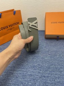 louis Vuitton 经典原单品质，荔枝纹压花搭配原版皮底，原单精品挂扣，精工制作，细节看图，实物拍摄，高端奢华，宽度4.0Cm
