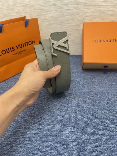 louis Vuitton 经典原单品质，荔枝纹压花搭配原版皮底，原单精品挂扣，精工制作，细节看图，实物拍摄，高端奢华，宽度4.0Cm