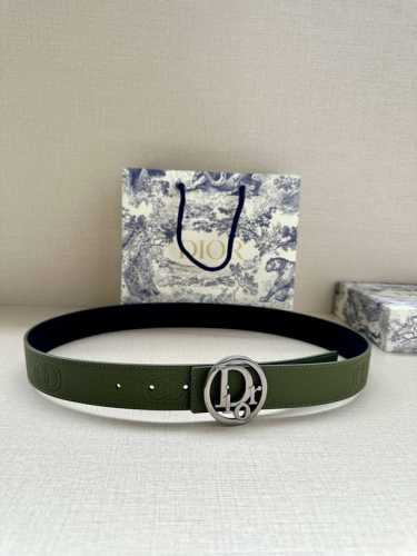 特 宽度3.5Cm Dior 这款金属覆层黄铜腰带扣是春季系列新品，致敬经典的 Oblique 图案。可与各式 35 毫米腰带搭配，彰显优雅气质与视觉风格。