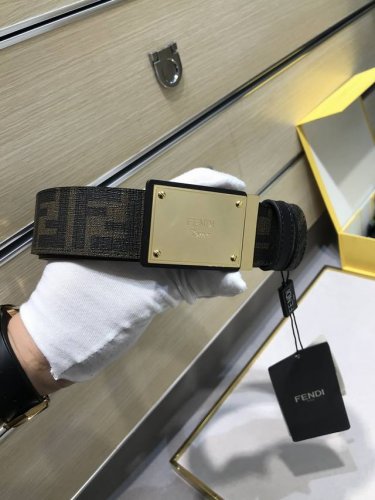 配送专柜包装 打孔针 特 宽38Mm，原单进口双面头层牛皮，搭配原单钌钯电镀F扣，手感.油边近乎完美，原产皮料定制，质感无可挑剔，出众的细节，高清实拍，货真价实