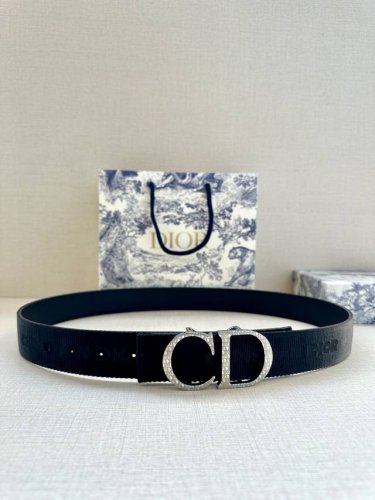 宽度3.5 Cm Dior 迪奥两面腰带款式迷人多样，采用多种材质精心打造，为各式廓形增添点睛之笔，彰显优雅醒目的气质。向迪奥钟爱的细节艺术致敬，彰显非凡的高雅