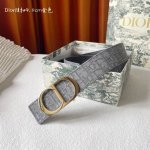 高端品质，实物拍摄 批 配全套礼盒 ：Dior这款金属覆层黄铜腰带扣采用“Christian Dior”标志点缀，经典元素呈现全新风采。设计精巧，提升格调，打造