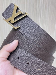4.0宽双面双色荔枝纹进口牛皮，搭配精品三层扣头，做工精细，大方。实物实拍，官网同步，细节看图。