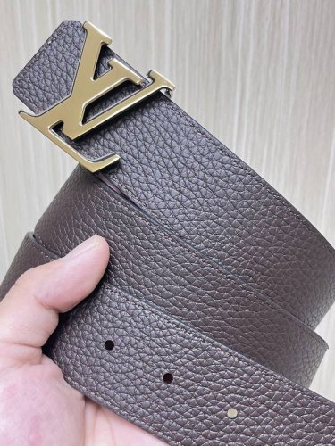 4.0宽双面双色荔枝纹进口牛皮，搭配精品三层扣头，做工精细，大方。实物实拍，官网同步，细节看图。