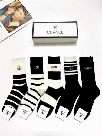 配包装 一盒5 双 Chanel 香奈儿 经典字母刺绣Logo 纯棉中筒袜 ，Ins超火爆中筒袜 纯棉小腿袜，纯棉面料，潮人必备 ，经典配色 个性时尚百搭款，你 - 点击图像关闭