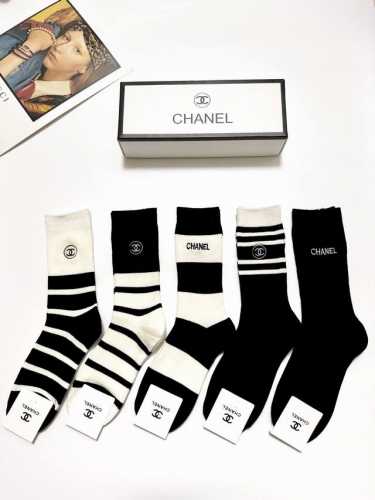 配包装 一盒5 双 Chanel 香奈儿 经典字母刺绣Logo 纯棉中筒袜 ，Ins超火爆中筒袜 纯棉小腿袜，纯棉面料，潮人必备 ，经典配色 个性时尚百搭款，你