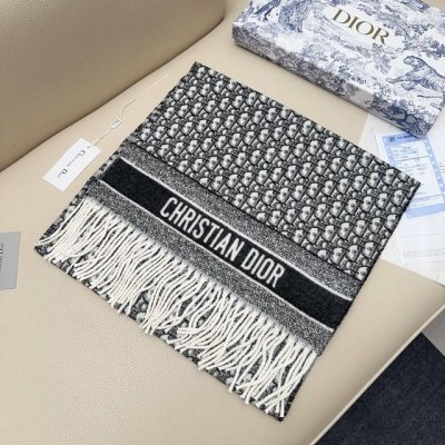 Dior。最新时髦，同步今年我们的真的是高端Level，重磅极品贸易公司渠道货 货号批次92E2***A**79 面料一摸，你就知道是Zp的触感妥妥的家属福利少