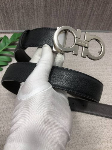 配全套包装礼盒 菲拉格慕：原单头层牛皮双面荔枝纹带身，黑色与咖啡双色一体：正反两面可用，搭配原单转动扣,原产皮料定制，专柜宽度3.5