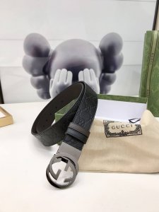 gucci双面腰带，一侧为Gucci Signature皮革，反面一侧为单色皮革。配以Interlocking G带扣。3.7Cm宽