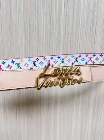 当季新款，腰带取材雍容牛皮革和 Monogram 帆布，便于随心切换两 式风尚。路易威登手写体标识化身为宽幅金属搭扣，于中央点亮视线 焦点，可为休闲和正式造型注 - 点击图像关闭