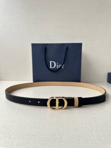 宽度2.0Cm Dior 这款 Montaigne 腰带从同名手袋汲取灵感 可翻面使用 以双面设计重新诠释经典 采用光滑牛皮革等材质精心制作 一面为裸色 另一面