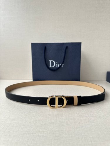 宽度2.0Cm Dior 这款 Montaigne 腰带从同名手袋汲取灵感 可翻面使用 以双面设计重新诠释经典 采用光滑牛皮革等材质精心制作 一面为裸色 另一面