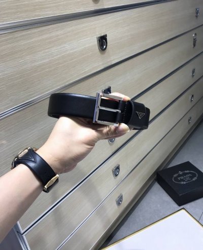 配送专柜包装 打孔针 特批 宽35Mm，支持Nfc 原单双面进口头层牛皮带身，搭配原版经典三角标扣，手感.油边近乎完美，原产皮料牛皮定制，质感无可挑剔，出众的细