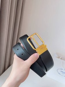 普拉达 Prada 是意大利奢侈品牌，独特的设计结合了流行简约与优雅的气质，完美地衬托出Prada优秀的产品。风格独树一帜！对于喜欢低调不浮夸的商务休闲人士再适