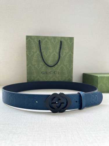 Gucci 宽度4.0Cm 这款单品将品牌的过去与未来贯通在一起，以现代风格的全新设计诠释了经典设计元素。Guccio Gucci字母交织图案巧妙融入纹理和材质