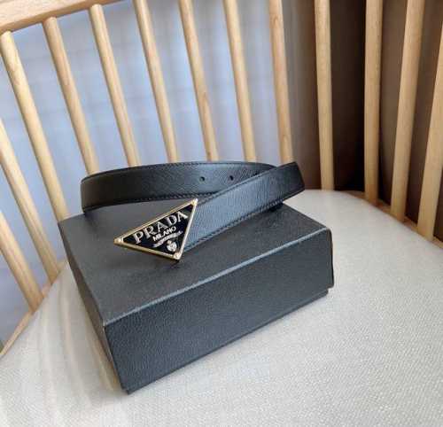 高端品质，实物拍摄 批￥ 配全套礼盒 ：Prada 普拉达 专柜最新款 这款腰带饰有一枚三角形金属徽标 宛若点睛之笔 勾勒精致细节 是prada女士成衣系列的理