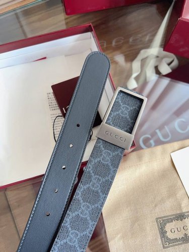 饰长方形搭扣双面腰带 标志性Gg图案继续为牛皮革配饰增色添彩，以现代风范演绎昔日经典，在这款黑色Gg粒面牛皮革腰带之上，字母图案以魅力之姿瞩目亮相，与饰有品牌刻
