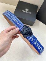 宽度4.0Cm Versace 范思哲 此款Palazzo腰带采用牛皮革面料制作，并饰有Le Pop Classique图案印花和标志性的美杜莎五金配件。