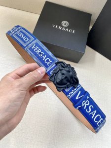 宽度4.0Cm Versace 范思哲 此款Palazzo腰带采用牛皮革面料制作，并饰有Le Pop Classique图案印花和标志性的美杜莎五金配件。