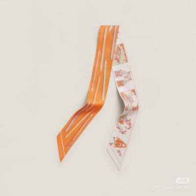 爱马仕Hermes“由你执笔与自由方巾”Twilly小丝巾。 Twilly真丝缎带 100%桑蚕丝 。 这款小巧的真丝配饰佩戴方式千变万化，可为您的日常造型增添