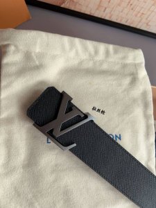 想要品牌高识别度中的低调内涵款，这款必须首选。给人一种沉稳的感觉，气质由内而外。精选意大利进口上乘皮料五金工艺精湛，万物皆可搭，四季皆可配。40Mm 62547