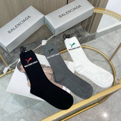 配包装 一盒三双 Balenciaga 巴黎世家 超级爆款网红袜子 巴黎家官网同步硅胶字母小腿袜，Ins明星网红推荐火爆至极纯棉材质，轻薄柔软透气，四季通用，欧
