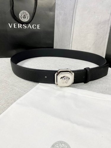 宽度：4.0Cm 范思哲 此款万象纹腰带饰有标志性的versace美杜莎头像扣，彰显品牌格调。是一款精美的衣橱必备单品。