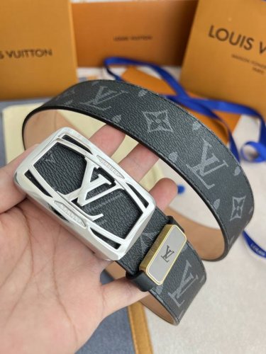 品名： Lv..路易..威登腰带皮带原单 型号：挂扣，经典纯钢材质镶钻挂扣，头层牛皮，图片实物拍摄 材料：头层牛皮，挂扣系列，纯钢材质扣头，钯镀电镀工艺永不掉色