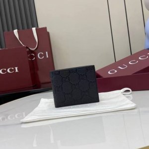 顶配版 新品 系列名称“Gucci Imprint”尽释Gg字母交织图案的恒久优雅魅力，该图案以富有触感的细节装点日常风格单品。这款双折钱包以印花压纹Gg粒面牛