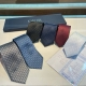 Dior家款新领带 Dior男士Cd提领花带 稀有展现精湛工手与时尚优雅理的想选择，这采款用Do家最经极典具标志性Logo提制花成的领带，以同色调法手演绎的更显
