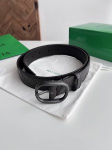 -Bv 2025最新款男士编织腰带 纯手工Intreccio大格子编织 意大利荔枝纹小牛皮搭配椭圆形枪色针扣 侧面有标识 可活动皮圈 宽度35Mm 颜色: 咖啡