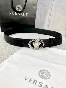宽度：4.0Cm 范思哲 万象纹腰带饰有标志性的Versace美杜莎头像扣，彰显品牌格调。是一款精美的衣橱必备单品。