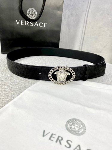 宽度：4.0Cm 范思哲 万象纹腰带饰有标志性的Versace美杜莎头像扣，彰显品牌格调。是一款精美的衣橱必备单品。