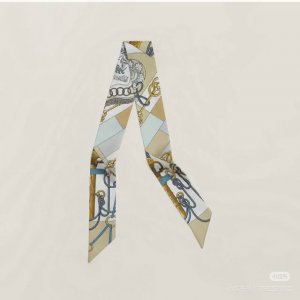 爱马仕Hermes “军刀进行曲”Twilly小丝巾Twilly小丝巾 100%桑蚕丝 重磅18姆米斜纹面料这款小巧的真丝配饰佩戴方式千变万化，可为您的日常造型