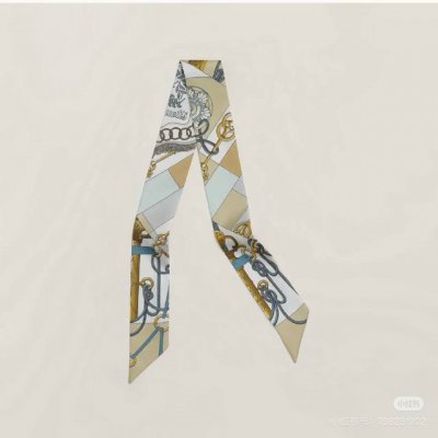 爱马仕Hermes “军刀进行曲”Twilly小丝巾Twilly小丝巾 100%桑蚕丝 重磅18姆米斜纹面料这款小巧的真丝配饰佩戴方式千变万化，可为您的日常造型