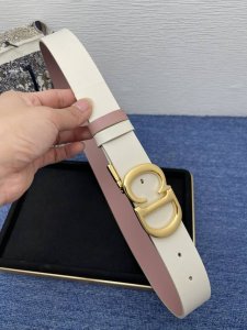 迪奥550 3.5Cm。 这款 Montaigne Avenue 腰带从同名手袋汲取灵感，采用黑色光滑 牛皮革精心制作，质感柔软，设计优雅，饰以富有光泽的新款金
