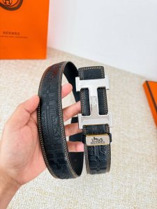 品名： 爱玛仕.Hermes腰带 皮带 原单 型号：挂扣，经典纯钢材质扣头，双面头层牛皮，图片实物拍摄 材料：双面头层牛皮，挂扣系列，纯钢材质扣头，镀钯电镀工艺