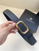 宽度3.8Cm Versace 范思哲 此款时尚优雅的皮带由优质小牛皮制成，风格经典，饰有方形腰带扣。 方形带扣 针扣闭合 面料： %牛皮革 里料： %牛皮革