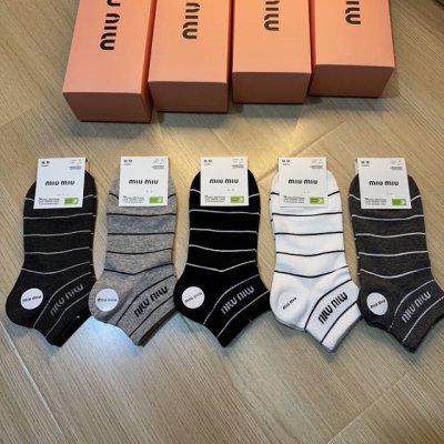 特 Miumiu 缪缪新品袜子 一盒五双 提花经典Miumiu字母，透气柔软舒适，超火爆小单品，大牌出街，潮人必备超好搭
