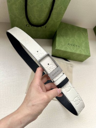 特 宽度3.8Cm Gucci 衔接品牌的过去和现在，以焕新方式继续演绎经典元素。这款黑色皮革腰带饰有Gg字母交织图案，以Gucci刻花呈现长方形搭扣开合设计。