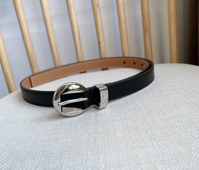 Loewe 罗意威 专柜最新同款腰带 选用光滑牛皮革窄款腰带 配有Anagram Pebble针扣 卓越的工艺 个性的造型 精美的材质 宽:2.0Cm
