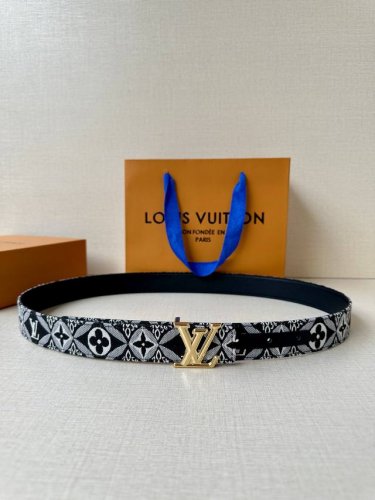 特P180 3.0宽 图案与繁复 Monogram 图案交织，展现 Monogram Confidential 方巾的灵感启发。桑蚕丝和牛皮革构筑细腻质感，Lv