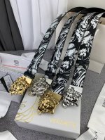 范思哲 宽4.0Cm，此款双面腰带采用光滑的Saffiano皮革制作，并配有3D美杜莎腰带扣。一面为单色设计，另一面饰有Tabloid印花。此款印花既是对当下名