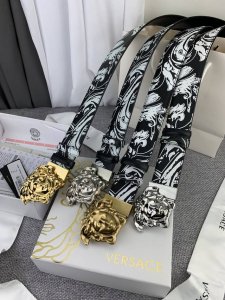 范思哲 宽4.0Cm，此款双面腰带采用光滑的Saffiano皮革制作，并配有3D美杜莎腰带扣。一面为单色设计，另一面饰有Tabloid印花。此款印花既是对当下名