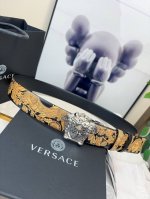 特 范思哲Versace此款醒目个性的腰带采用皮革制成，饰有Barocco 660印花，搭配一枚La Medusa搭扣。4.0Cm宽，