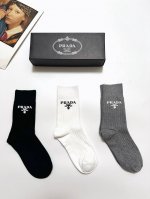 配包装 一盒3 双 Prada 经典字母Logo纯棉 中筒袜 经典配色个性时尚 Ins爆款！专柜在售Ing 好看到爆炸 ！超高品质！经典不过时！潮人必不能少的专